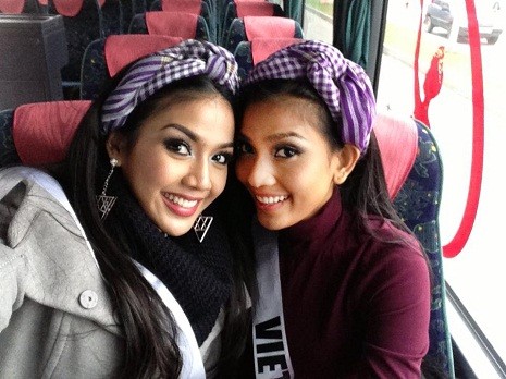 Hoa hậu Thái Lan cùng Trương Thị May biến tấu với chiếc khăn rằn.